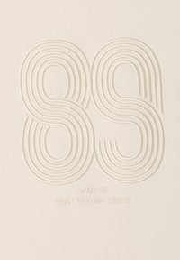 Cremefarbener Stoff mit geprägt dargestellten "88" und geschichteten Linien, darunter der Schriftzug "GAME ON MOVE BEYOND LIMITS" in kontrastierender Ausführung.