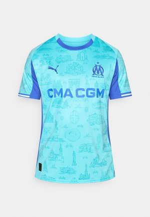 Lichtblauw Puma voetbalshirt met een gedetailleerd patroon van kustlandschappen, voorzien van blauwe accenten, ronde hals en "CMA CGM"-logo.