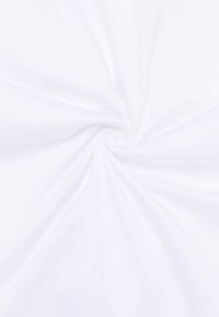 Tessuto di cotone bianco, texture liscia, attorcigliato a spirale, mettendo in evidenza la superficie uniforme e l'assenza di motivi o hardware.
