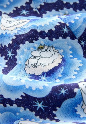 Katoenstof met een blauw patroon van Moomin-personages op wolken, tegen een donkere sterrenachtergrond met lichte accenten.