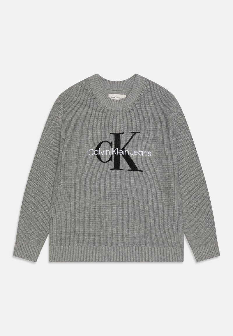 Szary sweter z prążkowanego dzianiny z okrągłym dekoltem, z dużym czarnym logo "CK" oraz "Calvin Klein Jeans" w kolorze białym. Miękka struktura, luźny krój.