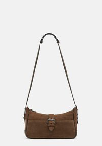 Bruine suède crossbody tas met een vlakke, rechthoekige vorm, verstelbare schouderband en een zilverkleurige sluiting aan de voorkant. Ritssluiting.