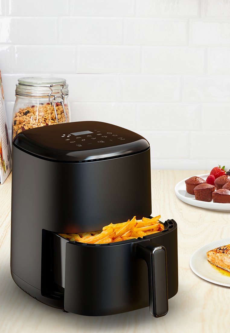 Friteuse à air noire avec un dessus arrondi et un panneau de contrôle numérique, dotée d'un tiroir sur le devant rempli de frites dorées. Texture lisse.