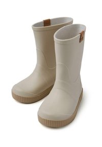 Stivali di gomma beige per la pioggia con una superficie liscia, punta arrotondata e suola esterna rigata color tan. Presentano un accento in pelle marrone sul retro.