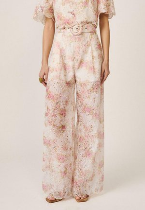 Pantalones de pierna ancha y cintura alta con estampado floral y detalles en ojales, combinados con un cinturón a juego.