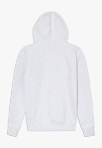 Sudadera gris claro con capucha ajustable, mangas largas y puños de canalé. La tela tiene un acabado suave y texturizado sin logotipos visibles.