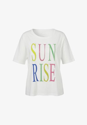 Witte katoenen t-shirt met oversized tekst "SUN" en "RISE" in roze, groen, geel en blauw, met een ronde halslijn en korte mouwen.