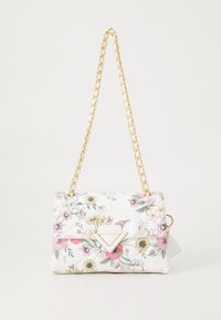 Borsa bianca trapuntata con motivi floreali, catena dorata, e un logo triangolare sul fronte. Presenta una superficie liscia.