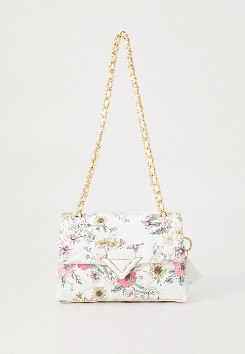 Fodrad vit handväska med blommönster, guldkedjesnor och en trekantig logotypaccent på framsidan. Har en mjuk yta.