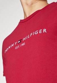 Tommy Hilfiger LOGO TEE - Apdrukāts T-krekls - royal berry