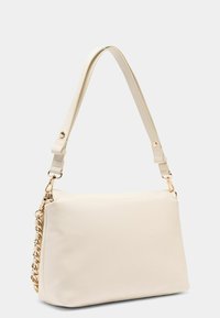 Beige läderhandväska med guldfärgad kedjedetalj och justerbar rem. Mjuk textur, rektangulär form, minimalistisk design.