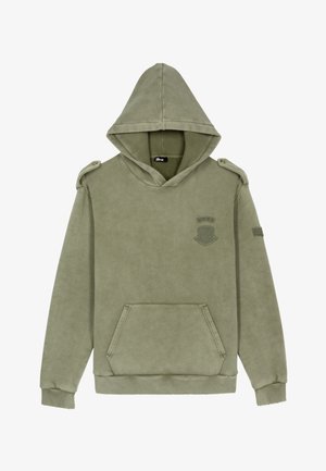 Sweat à capuche vert olive avec une poche avant, un cordon de serrage et des épaulettes. Présente un tissu texturé et un détail de logo cousu.