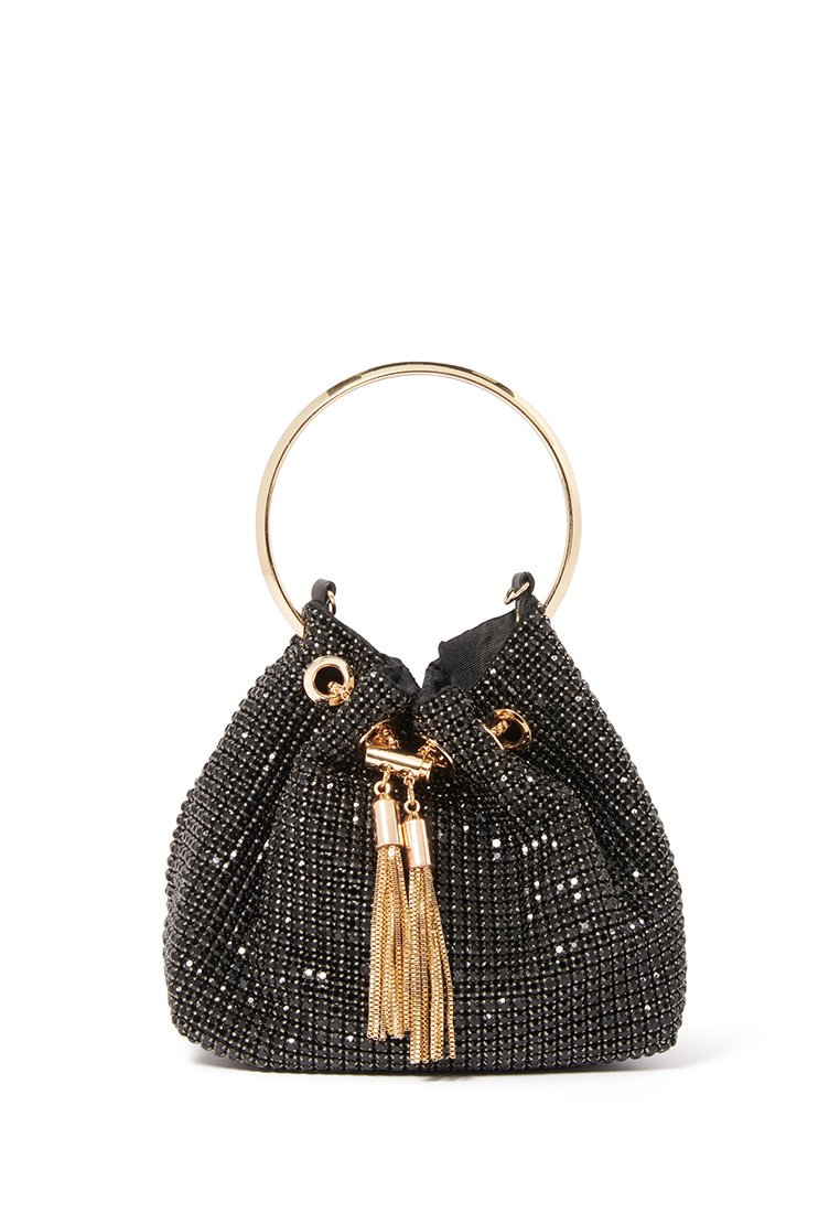 Sort perle-bucket taske med en guldringhåndtag, snorelukning og guld-tassel detaljer. Glat tekstur med skinnende perler.