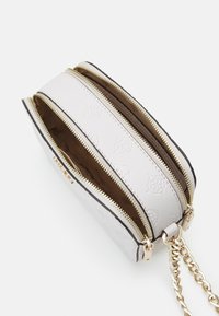 Jasnoszara torebka wegańska z podwójnymi zameczkami, złotymi akcesoriami i teksturowanym wzorem. Posiada odpinany łańcuszek na ramię oraz materiałowe wnętrze.