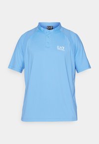 Ljusblå sportskjorta med kort ärm, liten krage, två knappar och vit EA7 Emporio Armani-logotyp på bröstet.