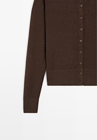 Brązowy kardigan z długim rękawem na guziki z prążkowanymi mankietami i dolnym brzegiem, pokazany na płasko na białym tle.