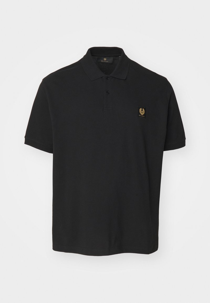 Polo noir à manches courtes avec col, patte de boutonnage à deux boutons et petit écusson carré avec logo sur la poitrine gauche.