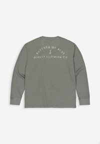 Olijfgroene overhemd met lange mouwen, geribbelde manchetten en een ronde hals, met daarop de witte tekst "BUTCHER OF BLUE QUALITY CLOTHING CO" op de achterkant.