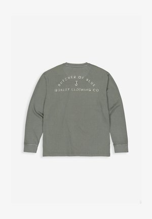 Olivegrünes Langarmhemd mit gerippten Bündchen und Rundhalsausschnitt, mit weißem Text "BUTCHER OF BLUE QUALITY CLOTHING CO" auf der Rückseite.