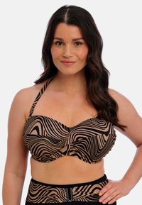 Top de bikini a rayas marrón y negro con aros, copas acolchadas y tirantes de halter. Presenta tejido fruncido y un diseño elegante.