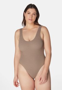 Brun ribbad baddräkt med rundad halsringning och breda axelband, med högskurna benöppningar och en texturerad tyg.