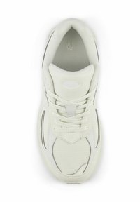 Baskets blanches en mesh et cuir, à bout rond, à lacets, avec un col rembourré et un branding discret sur la languette.