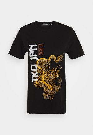 Camiseta negra de manga corta con un gran gráfico dorado de un dragón, texto vertical blanco "TOKYO JPN" y pequeños caracteres japoneses rojos en la parte delantera.