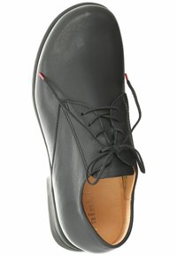 Chaussure en cuir noir avec un bout rond, un design à lacets et une texture lisse. Présente une semelle intérieure marron clair et des accents rouges subtils près des lacets.