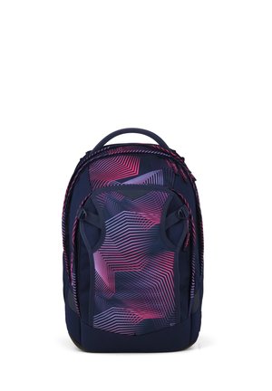 Marineblauer Rucksack mit pinken und violetten geometrischen Linienmustern, Fronttasche, Tragegriff oben und gepolsterten Schulterriemen.