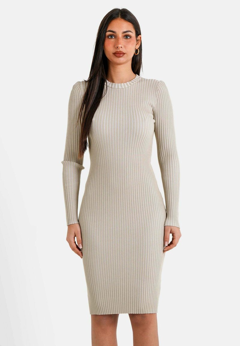 Ribbet beige kjole med lange ærmer, tætsiddende design, rund halsudskæring og knælang kant. Subtíl tekstur med en glat finish.