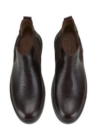 Une paire de chaussures en cuir marron foncé à enfiler avec une finition texturée, des panneaux latéraux élastiques et des semelles en caoutchouc noir, vues de dessus.