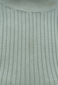 Φωτεινό πράσινο πλεκτό ύφασμα με ριγέ σχέδιο, λείος υφής και εφαρμοστή γραμμή με ψηλό λαιμό.