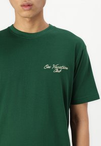 On Vacation SIGN LOGO UNISEX - Apdrukāts T-krekls - bottle green
