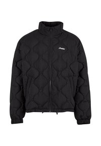 Chaqueta acolchada negra con cuello alto, cierre frontal con cremallera y puños elásticos, con un sutil logo en el pecho.