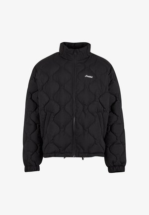 Schwarze gesteppte Jacke mit hohem Kragen, durchgehendem Reißverschluss und elastischen Bündchen, mit dezentem Branding auf der Brust.