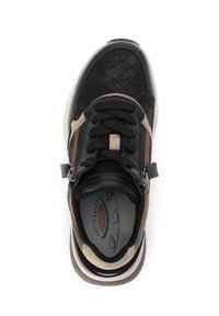 Zwarte sneaker met een leren bovenwerk met textuur, beige en bruine accenten, zwarte veters en een gevoerde binnenzool. Heeft een ritssluiting aan de zijkant.