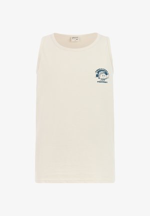 Beige tanktop met een blauw logo, gecombineerd met donkerblauwe mesh korte broek met een gouden "93" en "PROTEST" tekst. Zwarte teenslippers en een zonnebril.