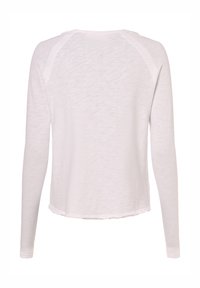 Vit långärmad tröja med rund hals sett bakifrån, med en lätt vågig fåll och ett lättviktigt tyg.