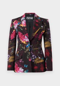 Blazer nero con motivi floreali, gabbia per uccelli, farfalle e uccelli colorati, caratterizzato da un colletto a scialle e chiusura con un solo bottone.