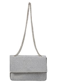 Borsa a mano argento scintillante con superficie testurizzata, cinghia in catena metallica e forma rettangolare elegante. Presenta una chiusura a patta e finiture metalliche.