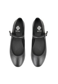 Schwarze Mary Jane-Schuhe mit runder Zehenpartie, flacher Sohle und einem Riemen, der mit einer silbernen Schnalle gesichert ist. Glattes synthetisches Material mit strukturierten Innenflächen.