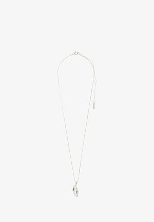 Collier en chaîne argentée présentant un pendentif en forme de goutte d'eau avec une surface lisse et réfléchissante. Comprend un fermoir réglable.