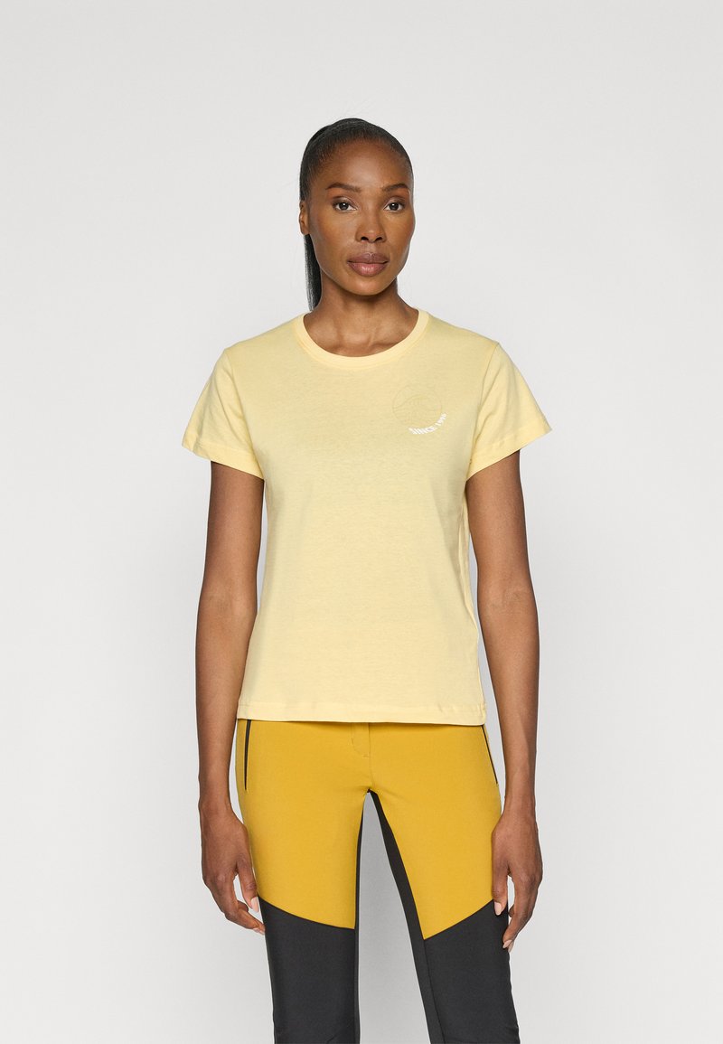 Żółta bawełniana koszulka z krótkim rękawem i okrągłym dekoltem, z małym emblematem na klatce piersiowej. Gładka tekstura, minimalistyczny design.