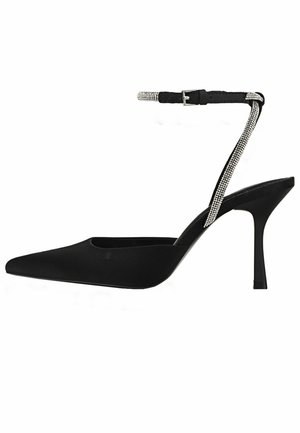 Escarpin noir à bout pointu avec talon stiletto fin et bride de cheville ornée de strass avec boucle argentée.