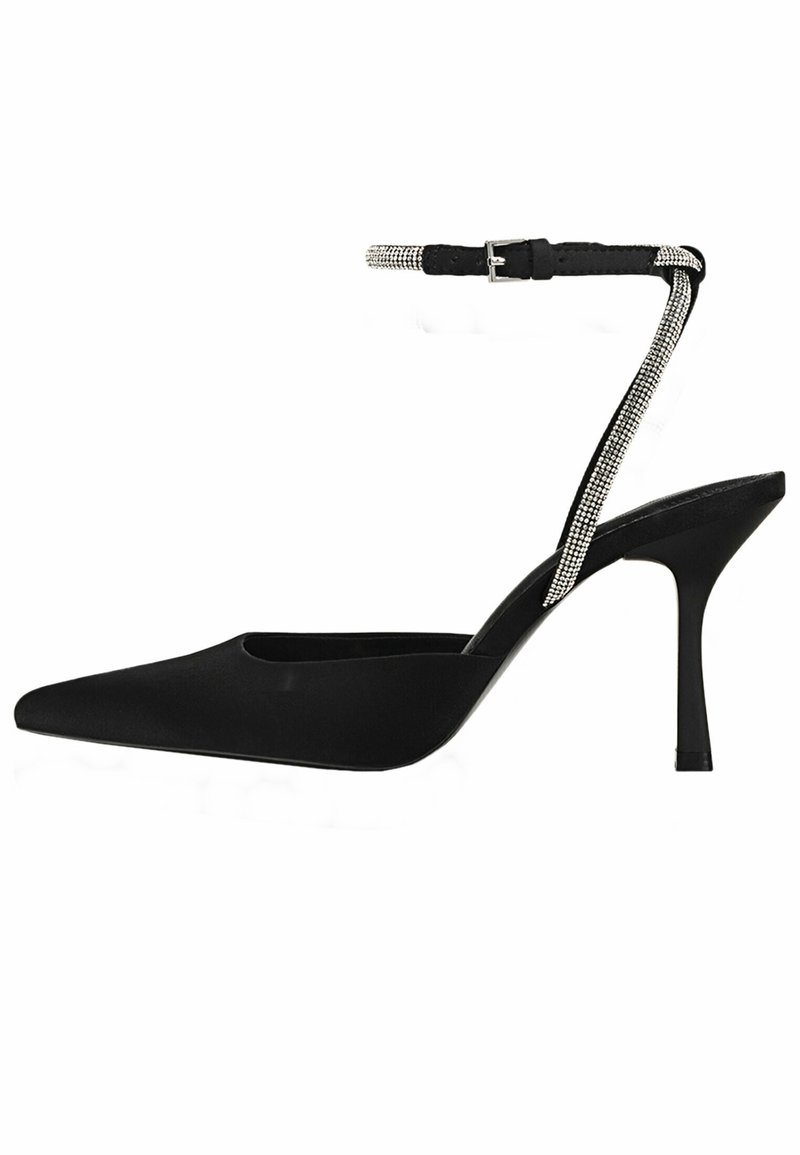 Escarpin noir à bout pointu avec talon stiletto fin et bride de cheville ornée de strass avec boucle argentée.