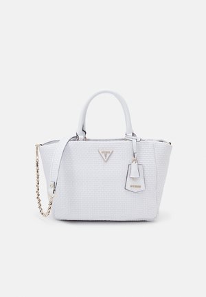 Sac à main blanc à texture tissée avec double poignée, bandoulière chaîne amovible et logos Guess dorés sur le devant et sur une étiquette suspendue.