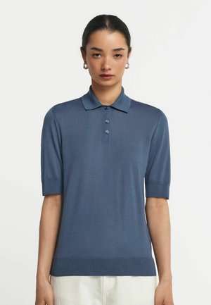 Blaues Strick-Polohemd mit kurzen Ärmeln, klassischem Kragen und geripptem Saum. Die Knöpfe auf der Vorderseite verleihen dem minimalistischen Design zusätzliche Details.
