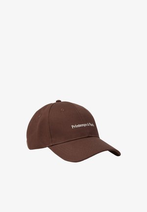 Gorra de béisbol marrón con visera curva y texto bordado "Printemps à Paris" en el panel frontal sobre un fondo blanco.