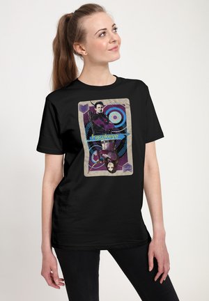 T-shirt en coton noir arborant une impression graphique colorée de deux personnages sur le thème du tir à l'arc, avec des cercles et des accents en violet et bleu.