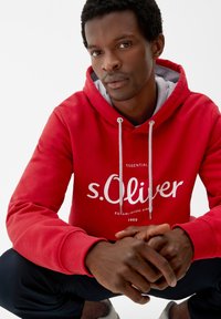 s.Oliver  OP DE VOORKANT czerwony